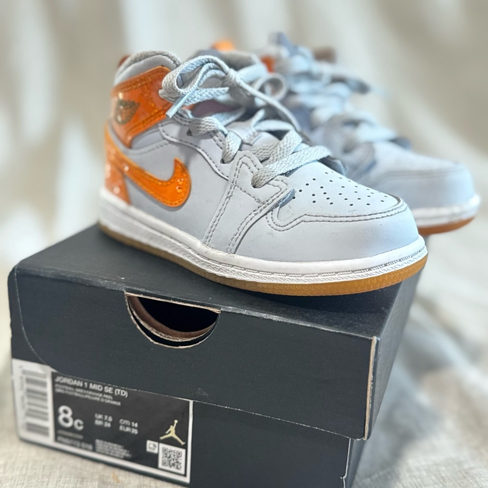 Jordan 1 MID SE (TD) Nike Kids Light Gray and Orange High-Top Sneakers